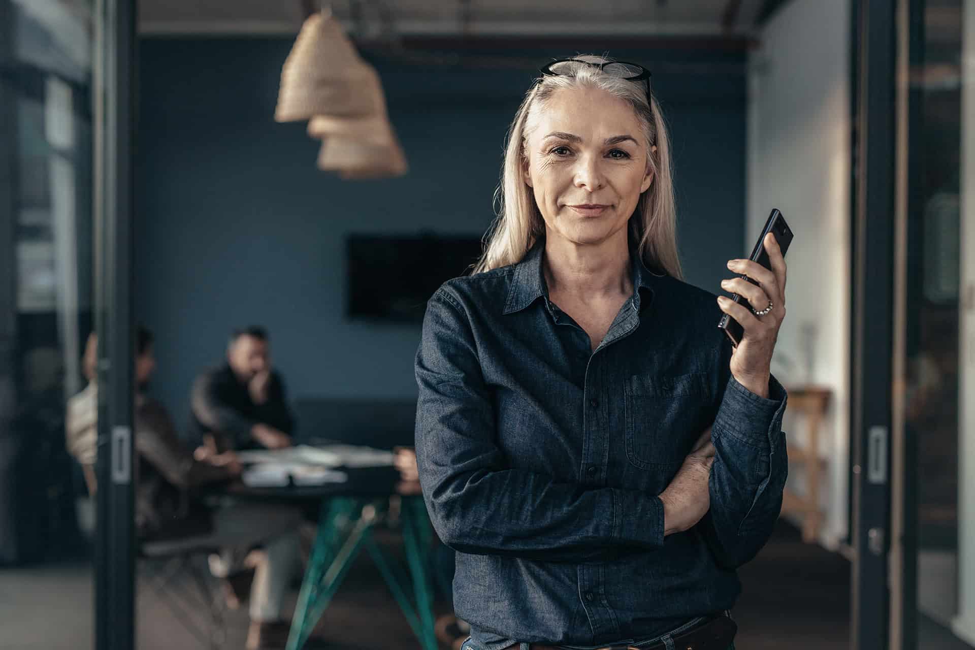 Headhunting: Eine Senior Headhunterin nach einer erfolgreich durchgeführten Direktansprache.